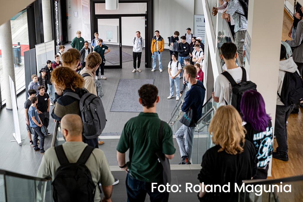 Studenten stehen im Vorraum der Uni